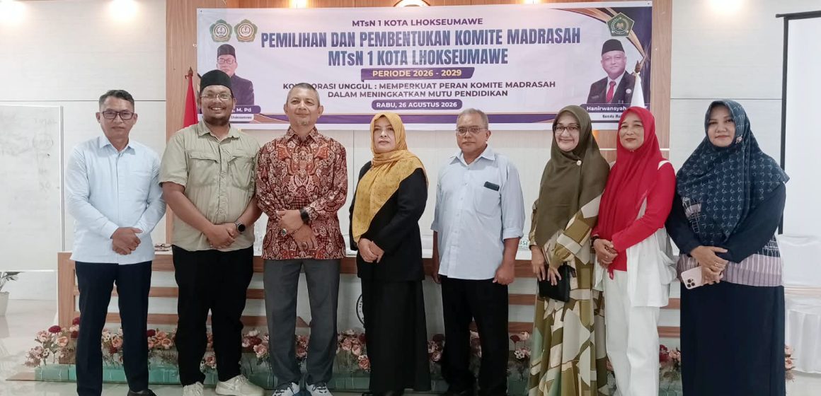 Foto bersama Ketua dan Wakil Ketua Komite Sekolah MTsN 1 Kota Lhokseumawe beserta pengurus terpilih masa bakti 2026-2029(ogit) Prof Sayuti Terpilih Jadi Ketua Komite MTsN 1 Lhokseumawe Periode 2026-2029
