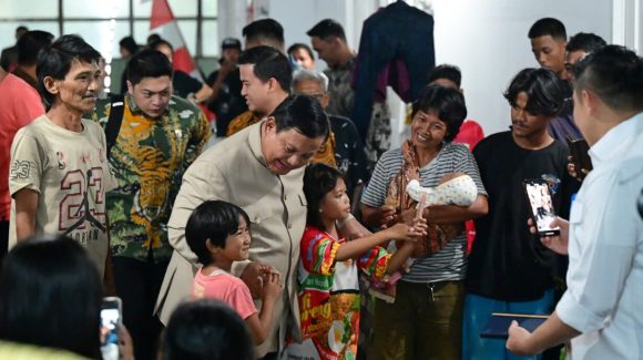 Prabowo Blusukan Malam Hari, Cek Fasilitas Hunian Warga Eks Rel Senen