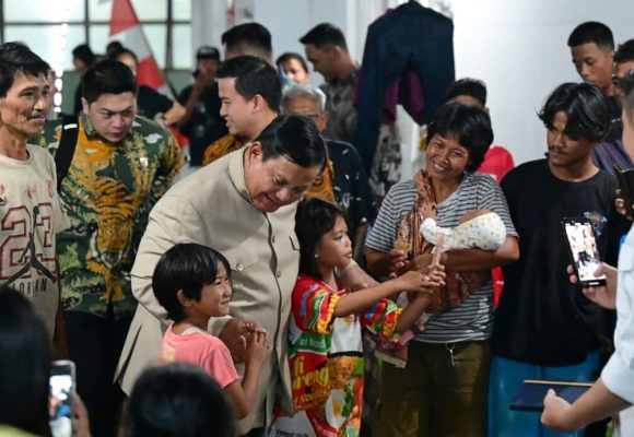 Prabowo Blusukan Malam Hari, Cek Fasilitas Hunian Warga Eks Rel Senen