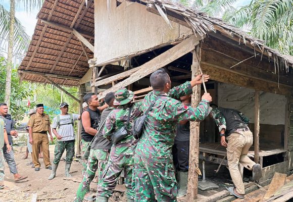 Haru Bahagia Guru Ngaji Rumah Reyotnya Dibangun Permanen Jenderal TNI