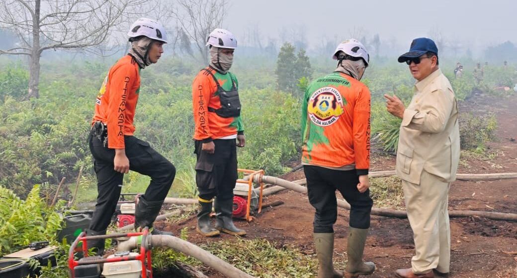 presidenri.go.id-22082026154657-6a89620191d868.16730953-e1787388435348 Prabowo Tinjau Lahan Karhutla di Kubu Raya