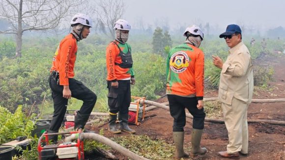 Prabowo Tinjau Lahan Karhutla di Kubu Raya