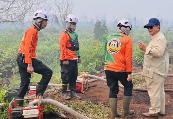 presidenri.go.id-22082026154657-6a89620191d868.16730953-e1787388435348 Prabowo Tinjau Lahan Karhutla di Kubu Raya
