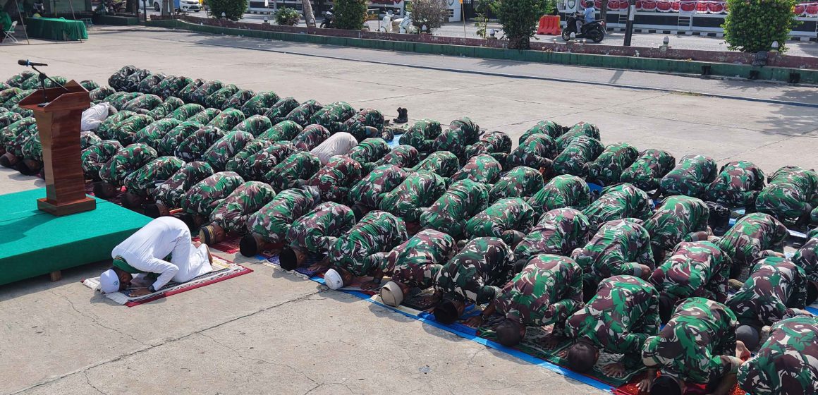 mbcindonesia.com Dari Aceh Ratusan TNI Sujud Istisqa Doakan Kalimantan