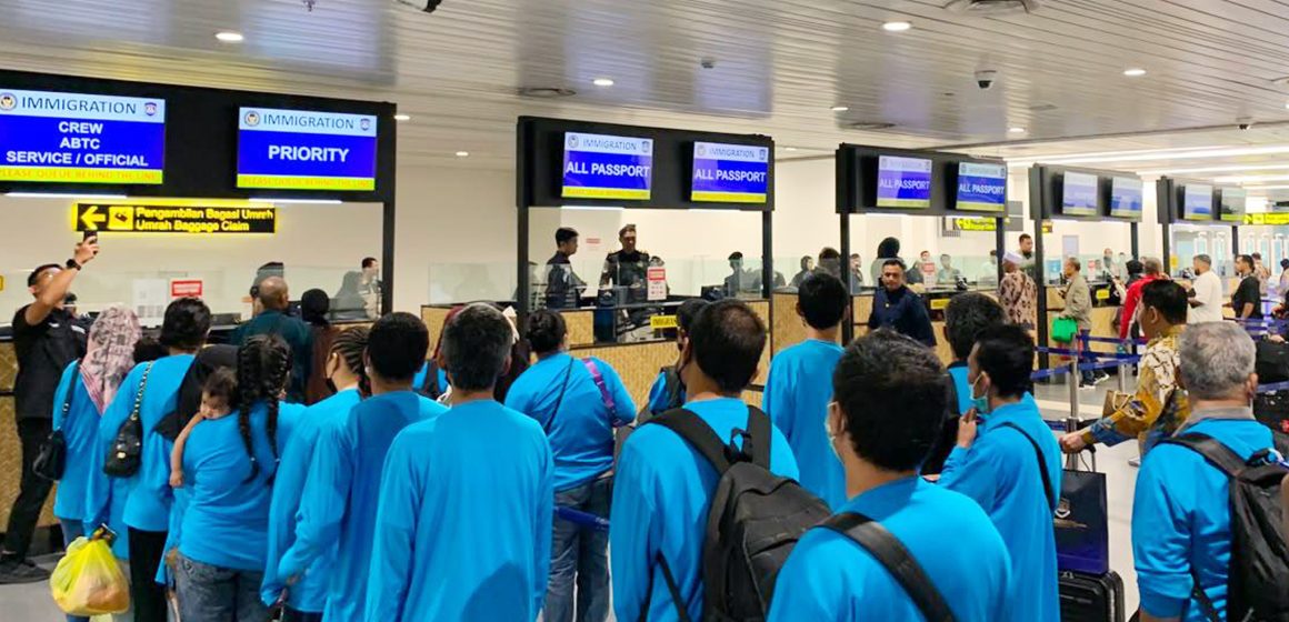 82 WNI Tahanan Imigrasi Malaysia Tiba di Tanah Air
