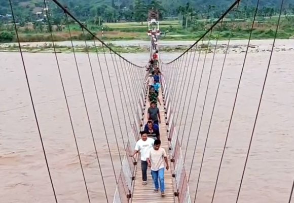 _DSC8080 Warga dan TNI Kutacane Uji Jembatan Gantung Terpanjang