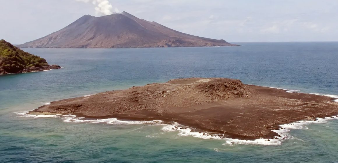 Daratan Baru Muncul di Anak Krakatau, Picu Berbagai Spekulasi