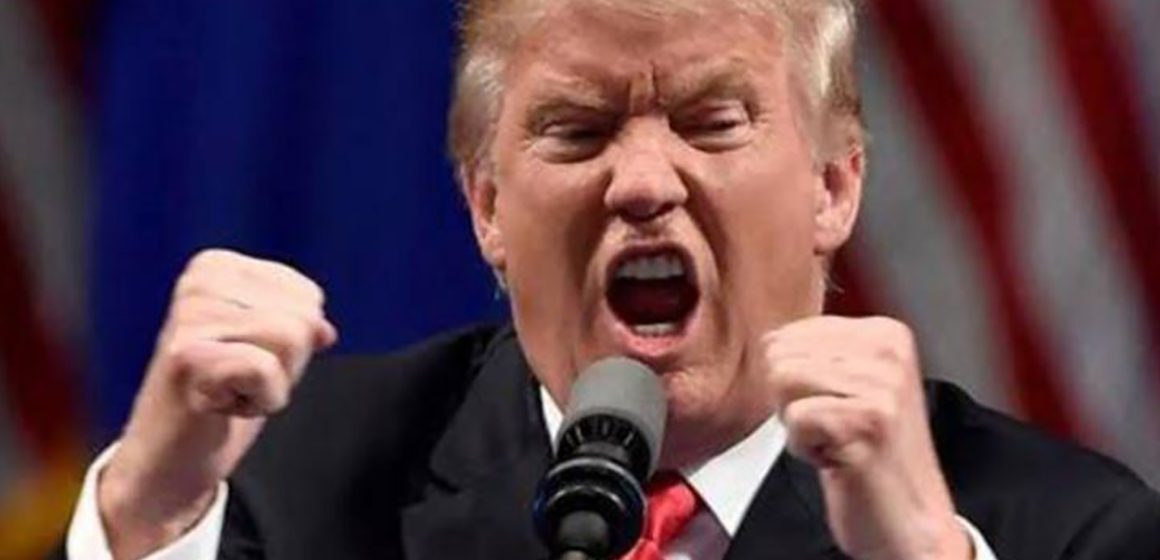 KARTU PERS DISITA TRUMP BLOKIR TIGA MEDIA DI GEDUNG PUTIH Donald Trump Larang Tiga Media Besar Liputan di Gedung Putih