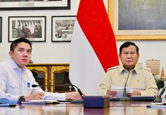 Presiden Prabowo Subianto dan Seskab Teddy Menkes Ingatkan Warga Gunakan Masker Atas Arahan Presiden