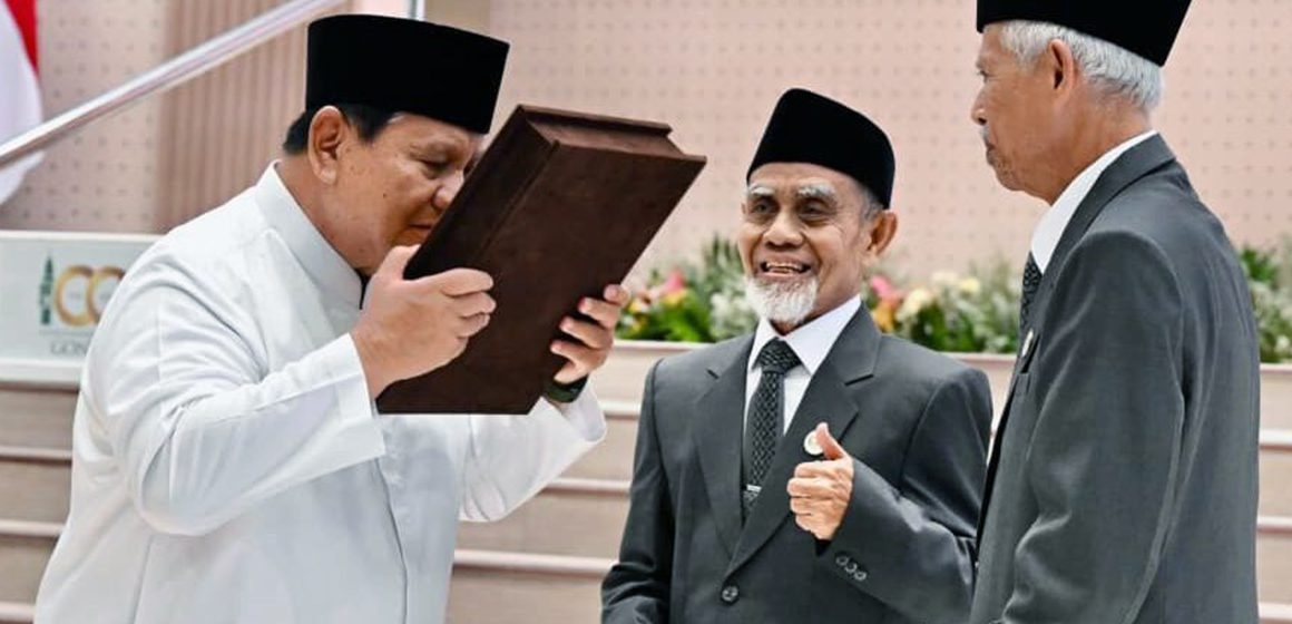 Prabowo Terima Dua Kado Istimewa Satu Abad Sejarah Gontor