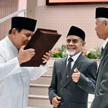 Prabowo Terima Dua Kado Istimewa Satu Abad Sejarah Gontor