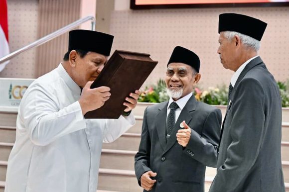 Prabowo Terima Dua Kado Istimewa Satu Abad Sejarah Gontor