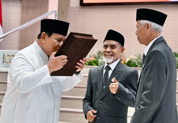 Prabowo Terima Dua Kado Istimewa Satu Abad Sejarah Gontor