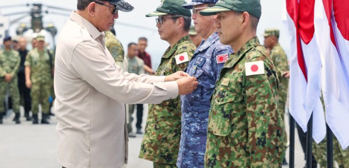 Tiga Personel Jepang Menhan Anugerahkan Satyalancana kepada 361 Personel Jepang