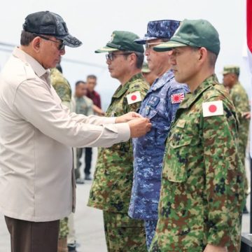Menhan Anugerahkan Satyalancana kepada 361 Personel Jepang