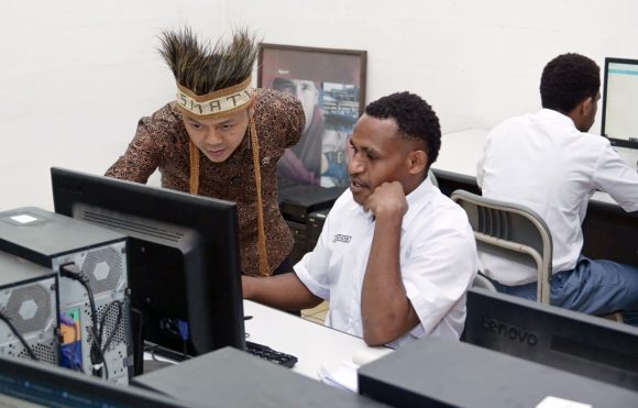 Sekolah Anak Indonesia Bikin Siswa Papua Semangat Belajar