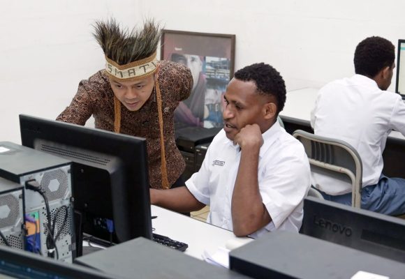 Sekolah Anak Indonesia Bikin Siswa Papua Semangat Belajar