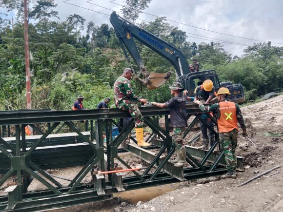 WhatsApp Image 2026-09-27 at 12.04.43 TNI Bangun Jembatan Bailey Penghubung Desa Bener Meriah