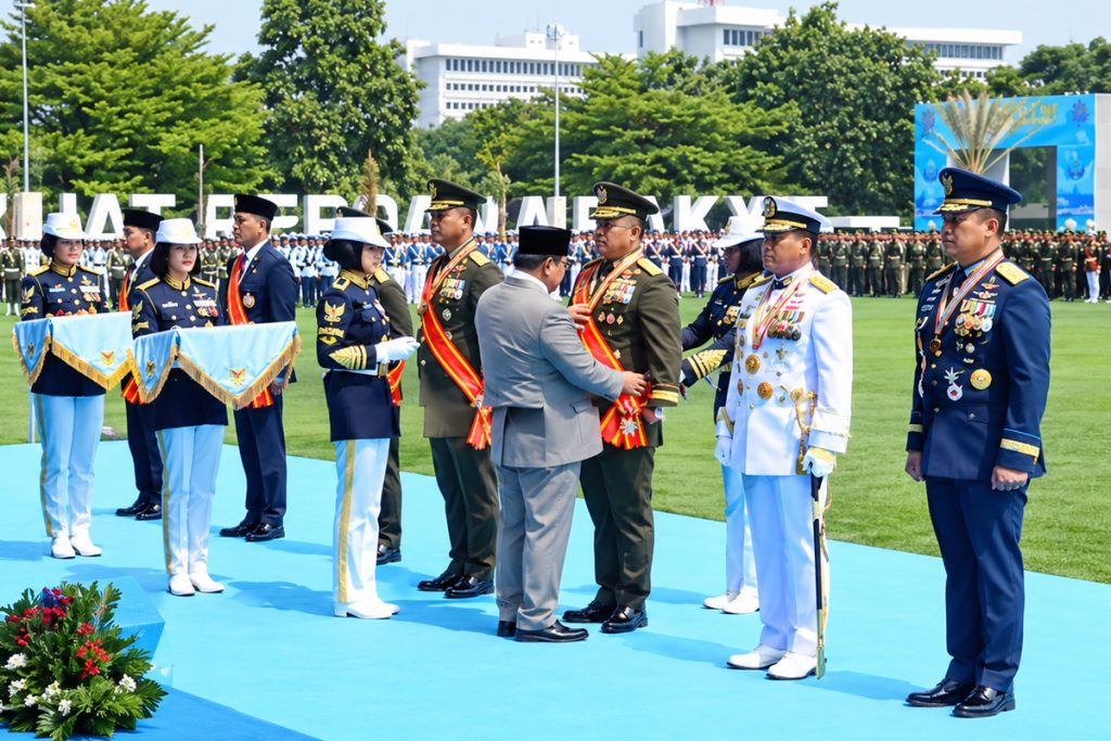 Presiden Republik Indonesia Prabowo Subianto menyematkan tanda kehormatan kepada sejumlah Tokoh dan pejabat TNI dalam rangkaian peringatan HUT ke-81 TNI di Lapangan Prima, Mabes TNI, Cilangkap, Jakarta, Senin (5/10/2026). MBCIndonesia.com