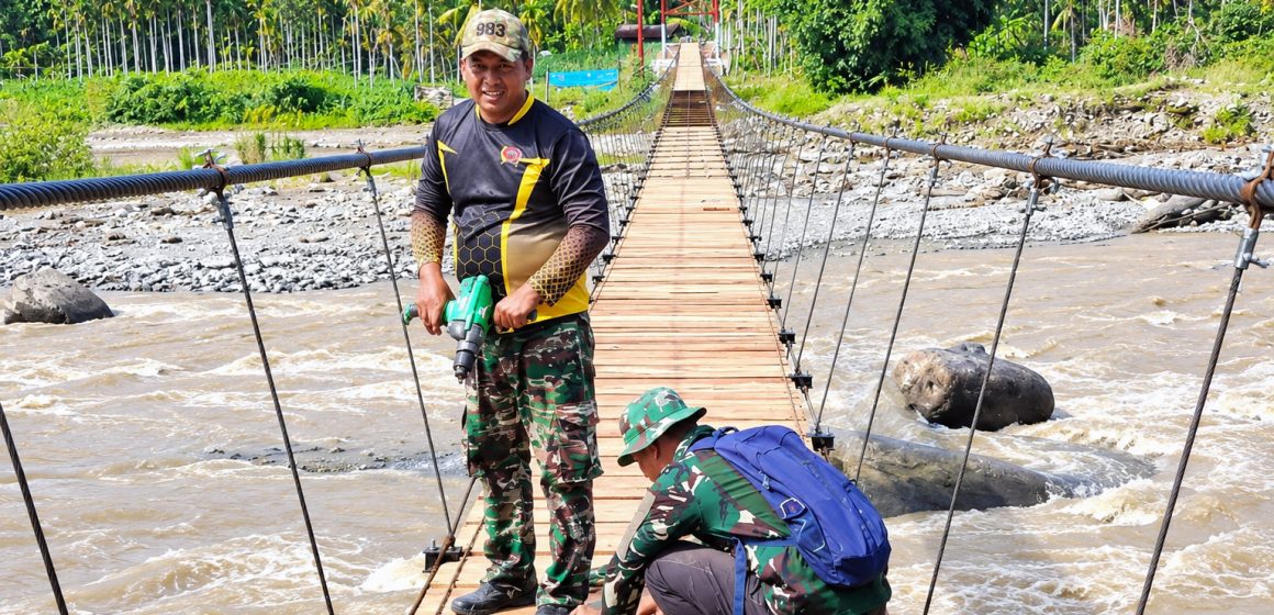 TNI Bangun Kembali Jembatan Gantung Aceh Tenggara