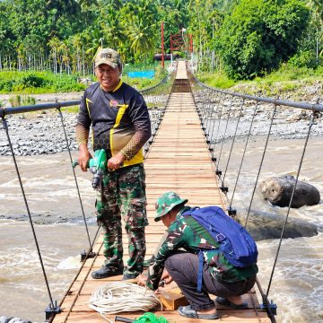 TNI Bangun Kembali Jembatan Gantung Aceh Tenggara