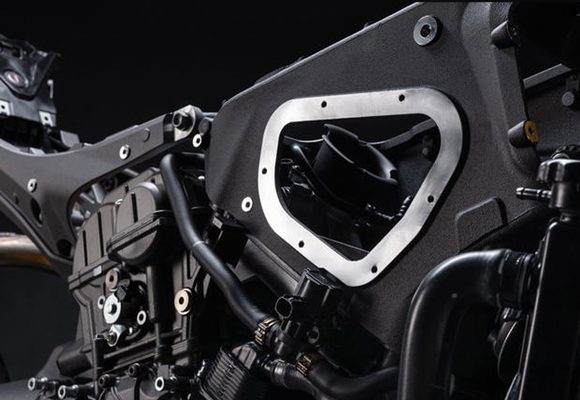 Rangka utama monocoque Ducati Panigale V2 Special Edition MM93 menggunakan konsep struktur yang terintegrasi, dengan bagian komstir sebagai titik penopang utama yang terhubung ke mesin sebagai bagian dari struktur rangka, sehingga mendukung kekakuan dan kestabilan motor. Foto: Ducati/GridOto.com