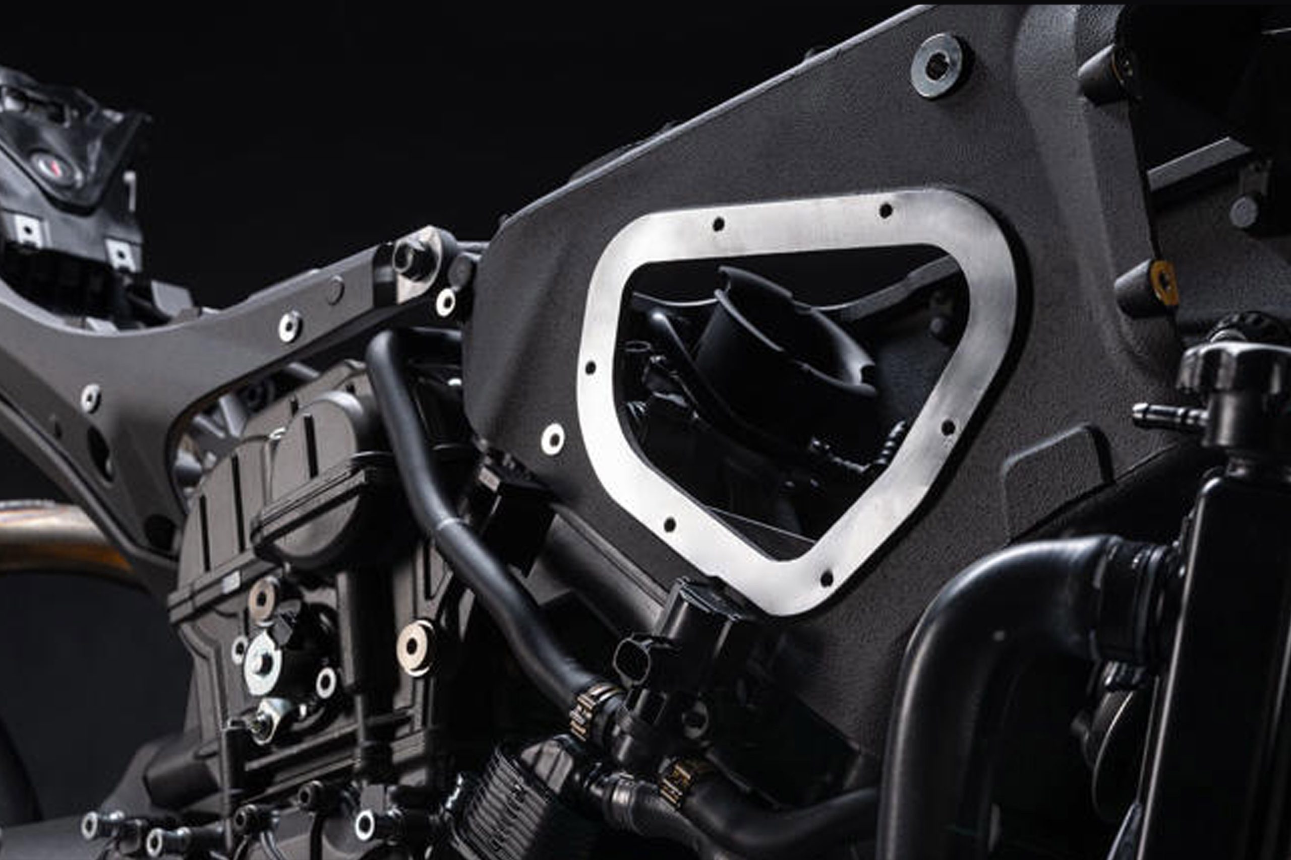 Rangka utama monocoque Ducati Panigale V2 Special Edition MM93 menggunakan konsep struktur yang terintegrasi, dengan bagian komstir sebagai titik penopang utama yang terhubung ke mesin sebagai bagian dari struktur rangka, sehingga mendukung kekakuan dan kestabilan motor. Foto: Ducati/GridOto.com