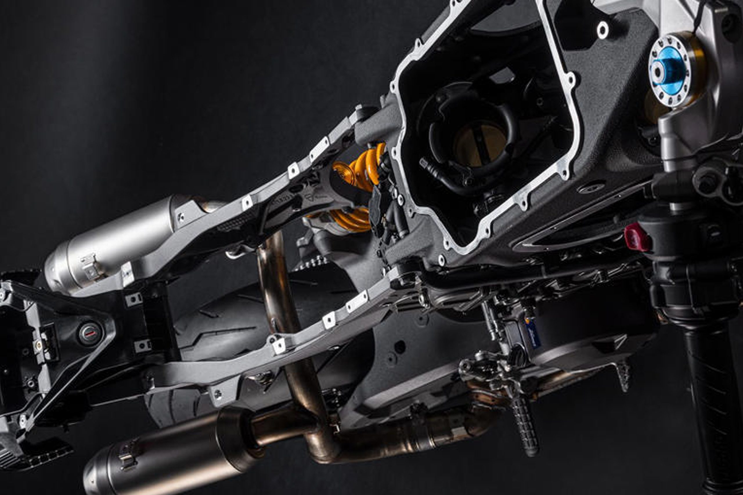 Rangka utama monocoque Ducati Panigale V2 Special Edition MM93 menggunakan konsep struktur yang terintegrasi. Kemudian, bagian komstir sebagai titik penopang utama yang terhubung ke mesin sebagai bagian dari struktur rangka, sehingga mendukung kekakuan dan kestabilan motor.
