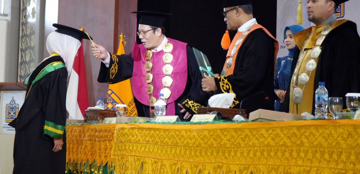 MBCIndonesia.com UIN SUNA Kukuhkan 450 Wisudawan, Rektor Tekankan Kejujuran dan Akhlak