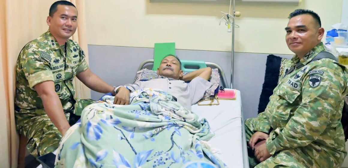 Dandim Pidie Besuk Abi Zailani Padang Tiji di RSUZA Banda Aceh