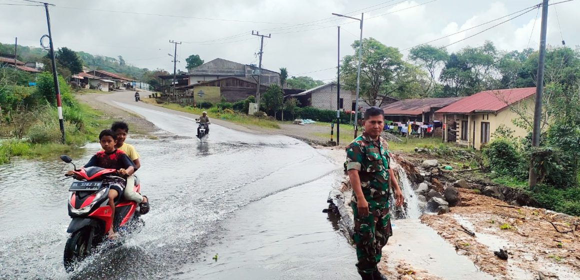 _DSC8146 Danramil Imbau Pengendara Waspadai Jalan KKA Saat Hujan Deras, Rawan Longsor