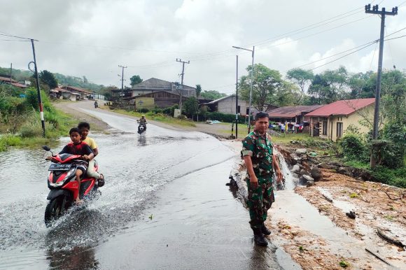_DSC8146 Danramil Imbau Pengendara Waspadai Jalan KKA Saat Hujan Deras, Rawan Longsor