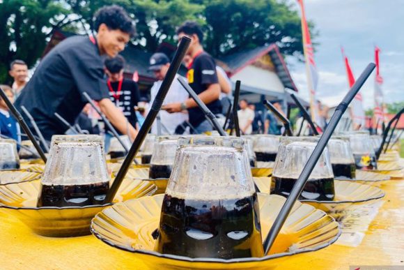 _DSC8155 Rayakan HUT Meulaboh, 2.026 Warga Serentak Minum Kopi Khop