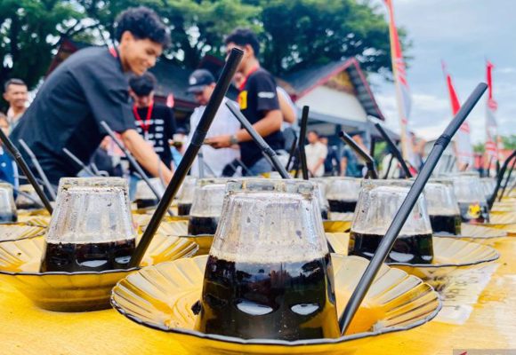 _DSC8155 Rayakan HUT Meulaboh, 2.026 Warga Serentak Minum Kopi Khop
