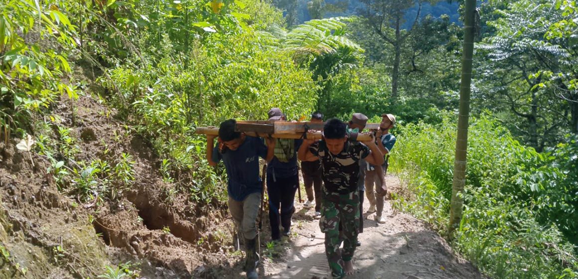 _DSC8167 Cara TNI Bangun Jembatan Pedalaman Gayo Lues, Material Harus Dipikul