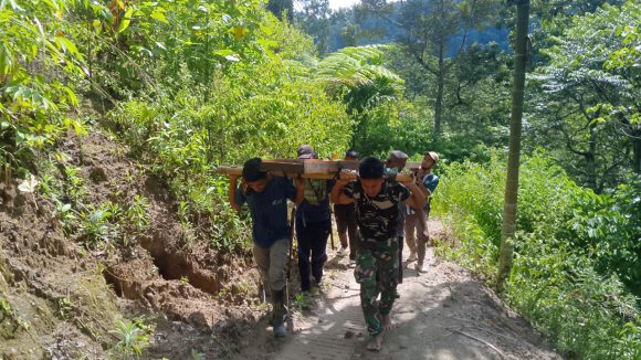 Cara TNI Bangun Jembatan Pedalaman Gayo Lues, Material Harus Dipikul