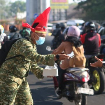 _DSC8180 Kodam Hasanuddin Bagi 50.000 Masker untuk Warga Makassar
