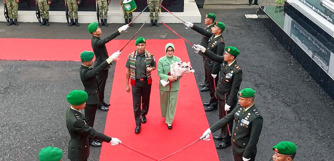Danrem 011 Kolonel Mustafa Kamal Disambut Tradisi Pedang Pora