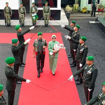 Danrem 011 Kolonel Mustafa Kamal Disambut Tradisi Pedang Pora
