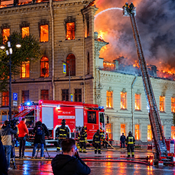 Mansion Bersejarah di St. Petersburg Dilalap Api