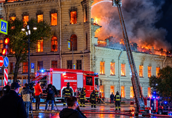 Mansion Bersejarah di St. Petersburg Dilalap Api