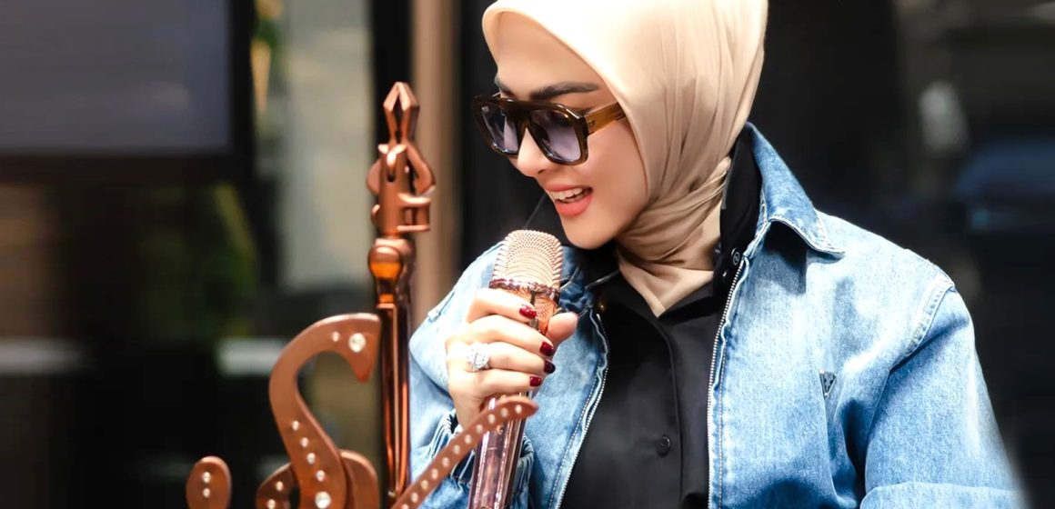 Syahrini Lagu Baru. MBCIndonesia Syahrini Comeback Setelah 7 Tahun Vakum, Siapkan Single Baru Aku Kembali